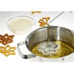 WESTMARK Waffelbäckerei-Set Drahtbügel, 3 Motive für Rosettenwaffeln, Rezept