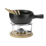 kela Käsefondue-Set 'Natura' 10-teilig 10-teilig | 1 Fonduepfanne aus feuerfester Keramik, Durchmesser 20 cm | 1 Rechaud aus verchromtem Metall | 6 Fondue-Gabeln aus Edelstahl | 1 Untersetzer aus Buchenholz | 1 Sicherheitspastenbrenner aus Edelstahl