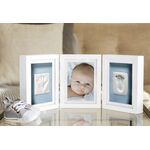 PEARHEAD Tischbilderrahmen 'Baby Deluxe' für 1 Foto und Hand- und Fußabdruck Inhalt: 3 x Bilderrahmen (verbunden durch Scharniere), 2 x Modelliermasse, 3 x Passepartouts, 2 x Wendehintergründe (blaue Vorderseite, rosa Rückseite), 1 x Ausroller, 1 x Lineal