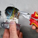 Spitzkombizange L.145mm Mehrkomp.-Hülle verchr.VDE m.Öse KNIPEX