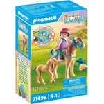 Kind mit Pony und Fohlen