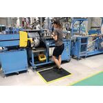 Arbeitsplatzbodenbelag L900xB600xS18mm schwarz mit gelben Streifen Polyurethan COBA