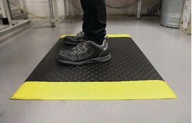 Arbeitsplatzbodenbelag L900xB600xS9,5mm schwarz mit gelben Streifen Schaumstoff COBA