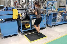 Arbeitsplatzbodenbelag L1200xB900xS18mm schwarz mit gelben Streifen Polyurethan COBA