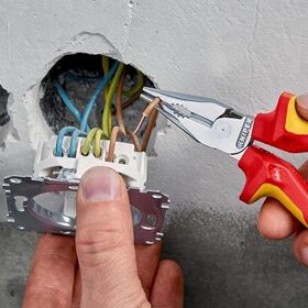 Spitzkombizange L.145mm Mehrkomp.-Hülle verchr.VDE m.Öse KNIPEX